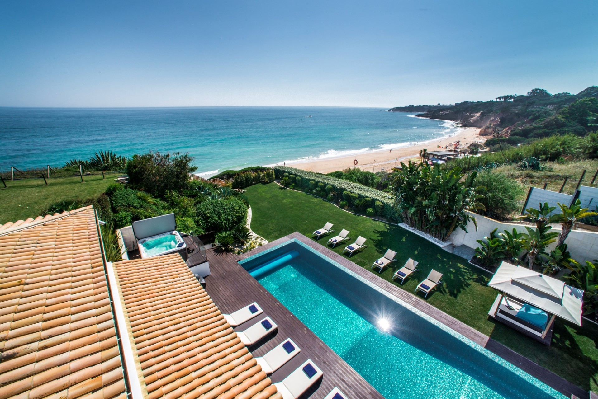 Luxury villa in portugal by the beach